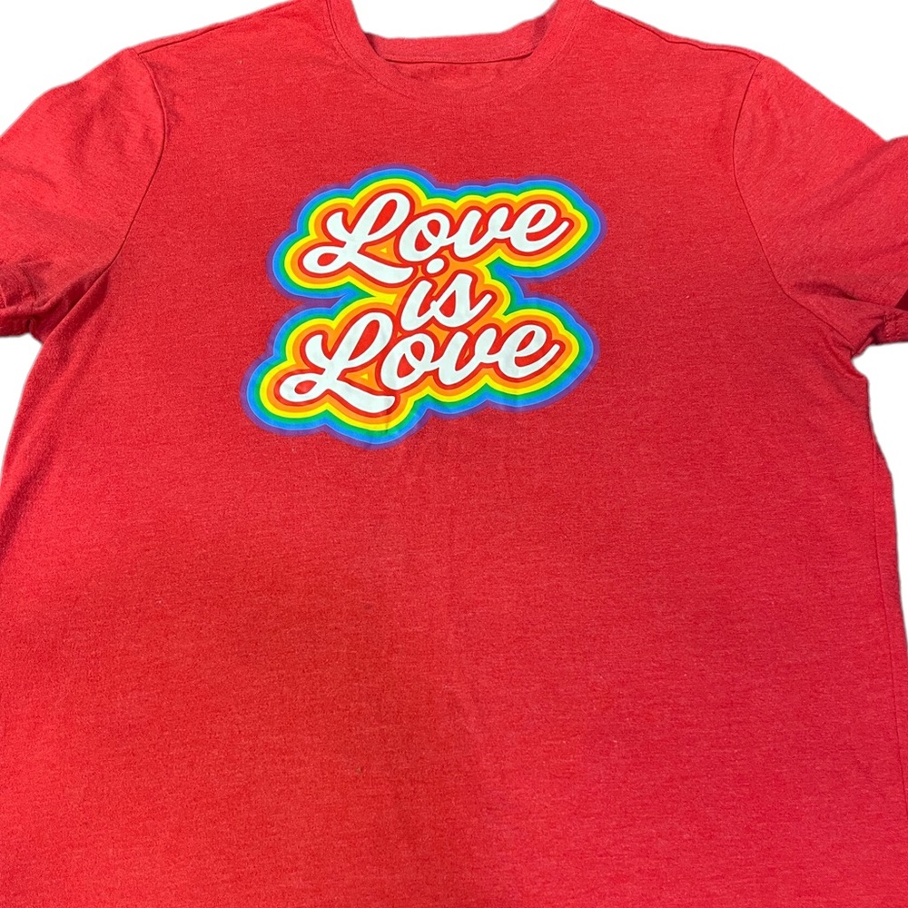 Red love is love T shirt Size L